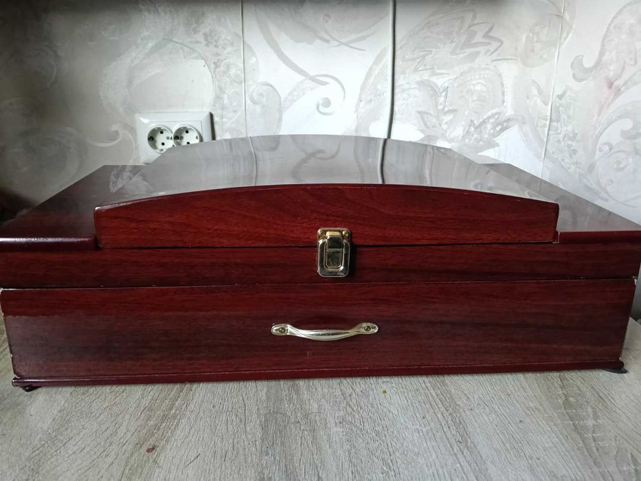 Дуже велика шкатулка для прикрас, або столових приборів з дерева