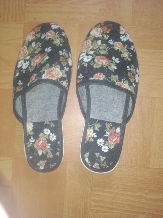 Капці майже нові.