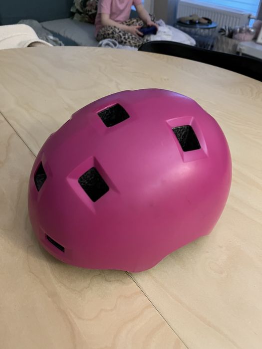 Różowy kask dla dziecka