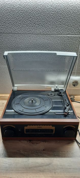 Проигрыватель виниловых пластинок.