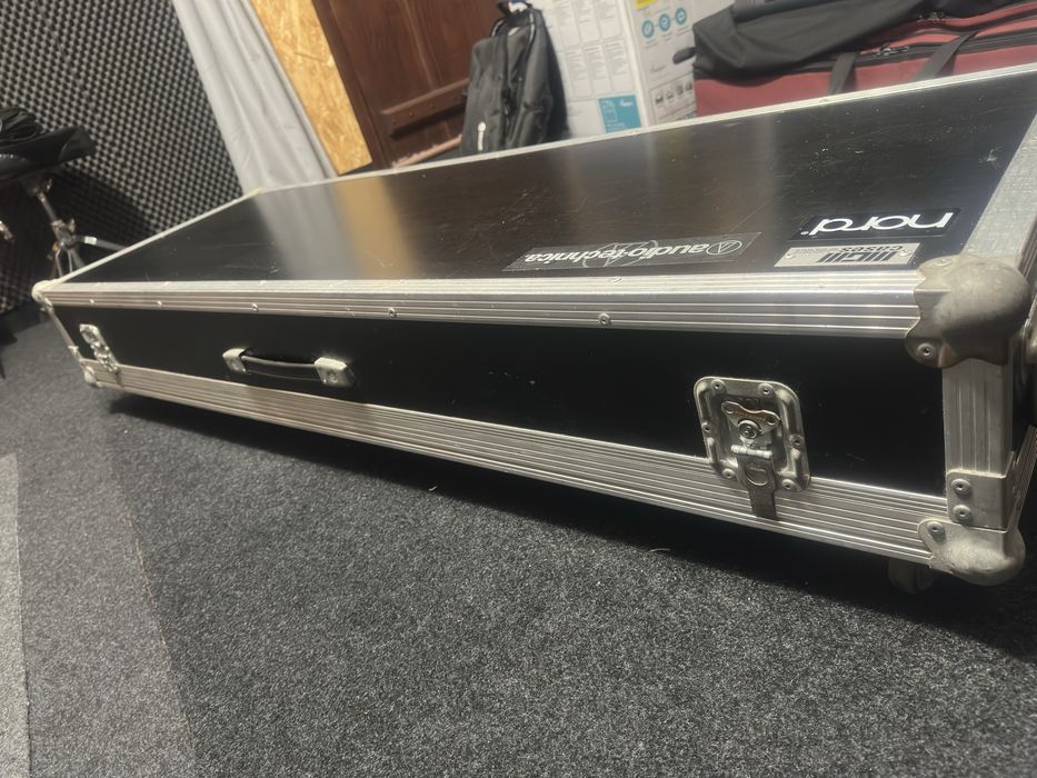 Vendo Yamaha Motif XF8 mais a Flightcase com rodas