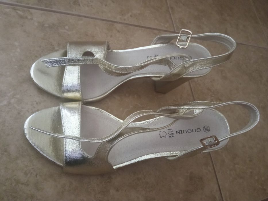 38 buty na obcasie