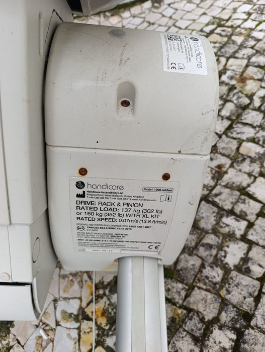 Cadeira Handicare elevador. Bom estado, mas a necessitar de reparação