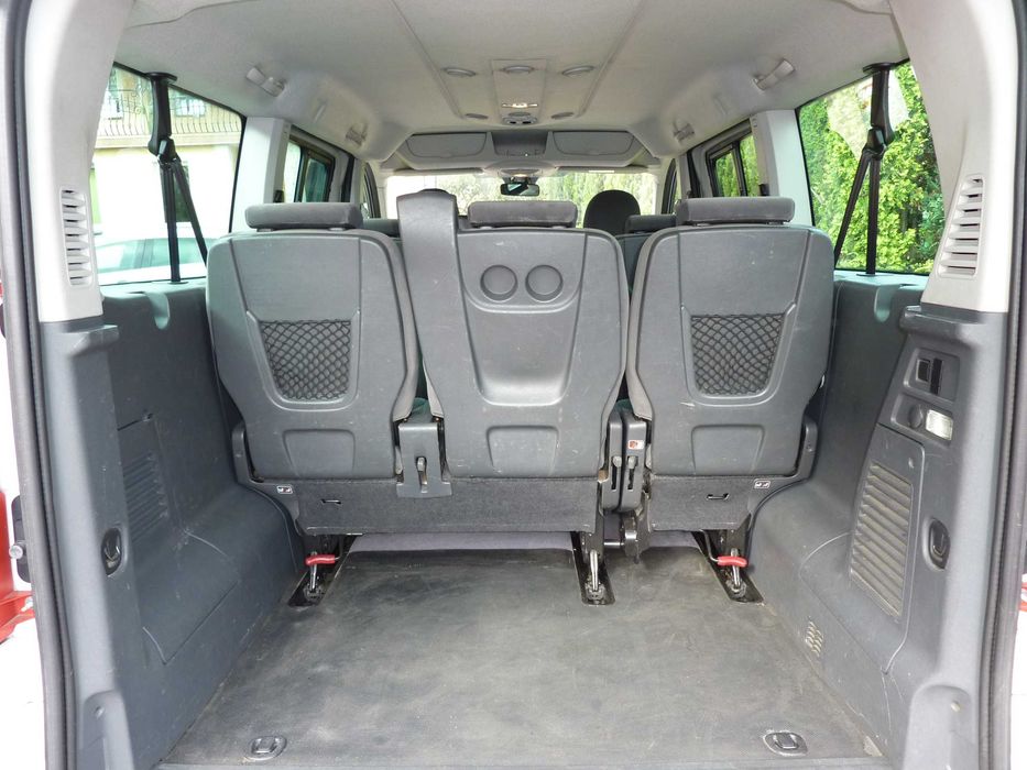 Wynajem busa 8 osób Peugeot Expert Jumpy Traffic Custom BUS WOLNY