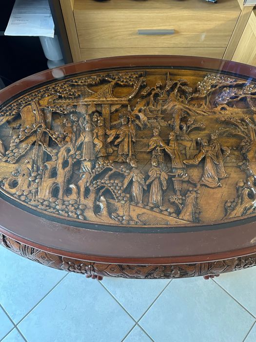 Продам різьблений столик