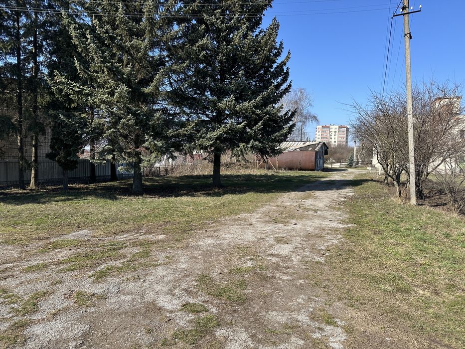 Продається приміщення вільного призначення в пригороді Тернополя.