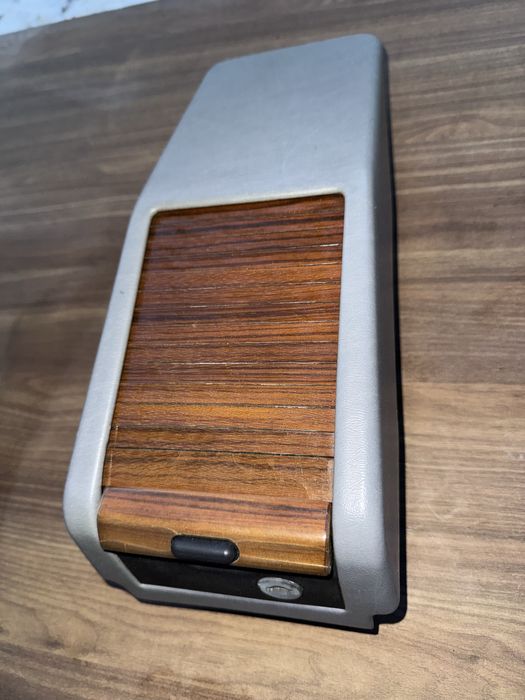 124 Мерседес. Подлокотник, подрамник, хлебница.