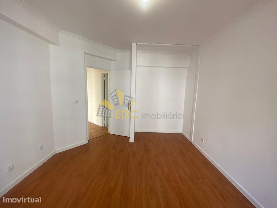 Apartamento T2 Transformado em T3 | A 5 Minutos da Estação | Tapada...
