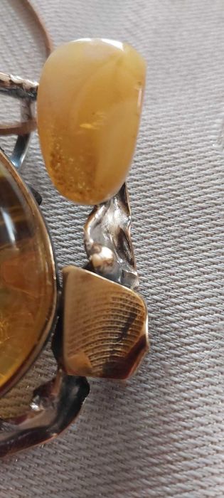 Artystyczna  zawieszka z bursztynami i perłà