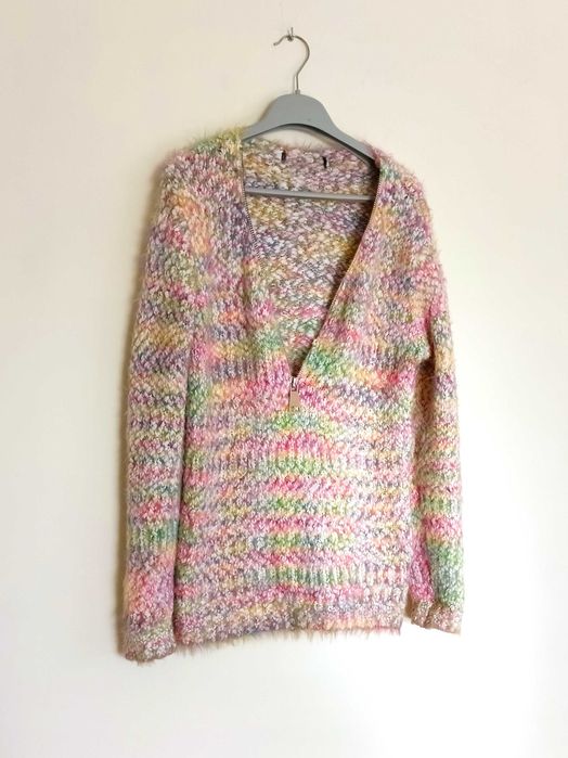Wielobarwny kolorowy włochaty sweter z zamkiem