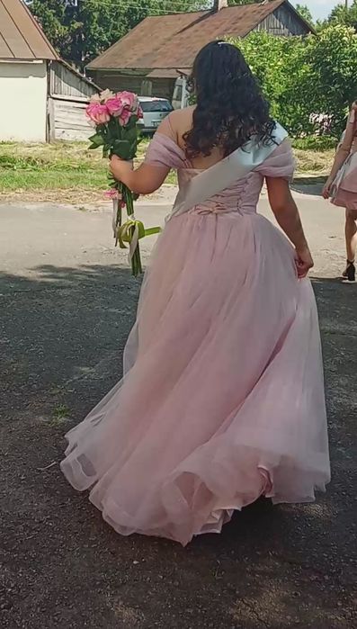 Випускне плаття вживане,в хорошому стані.