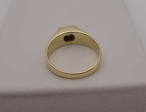 Złoty dwukolorowy sygnet z diamentem brylant 0,15 ct.