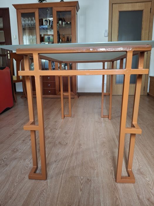 Mesa com tampo de vidro