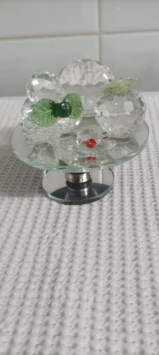 Um objeto de decoração em  cristal.