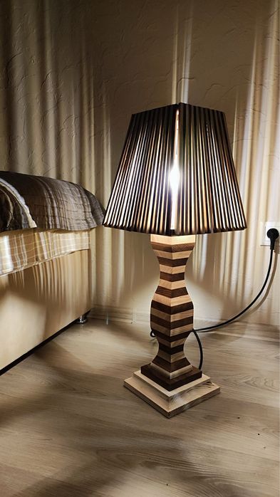 Дизайнерський торшер з ясеня та термо-ясеня | Ручна робота