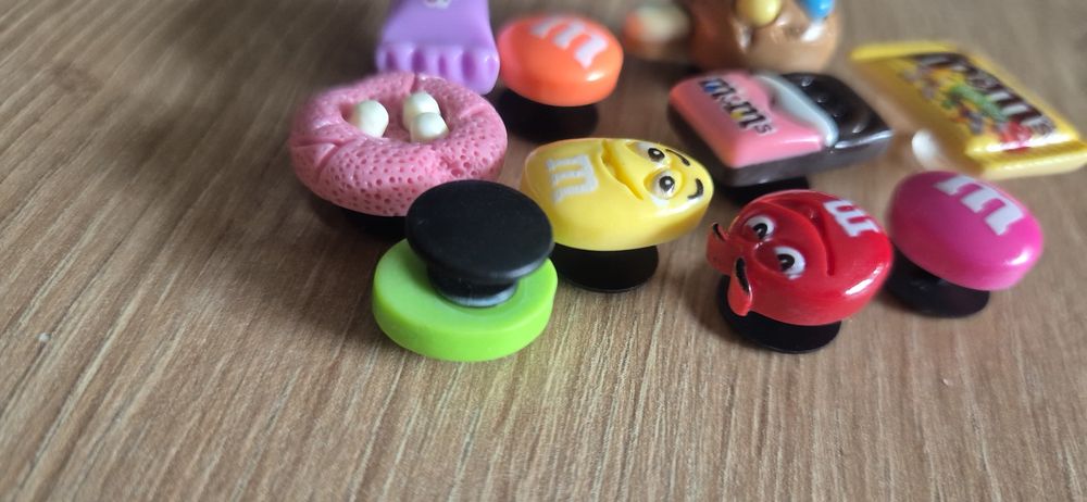 Przypinki do crocks piny ozdoby do butów m&m
