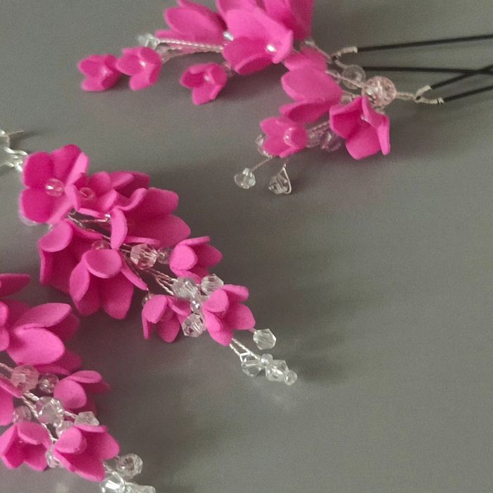 Ślubny komplet biżuterii w kolorze fuksji.