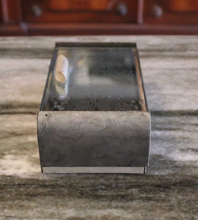 Caixa de tabaco de madeira com aplicações em prateado e madrepérola.