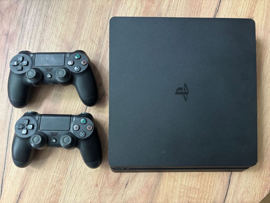 PlayStation 4 Slim + dwa pady – uszkodzona