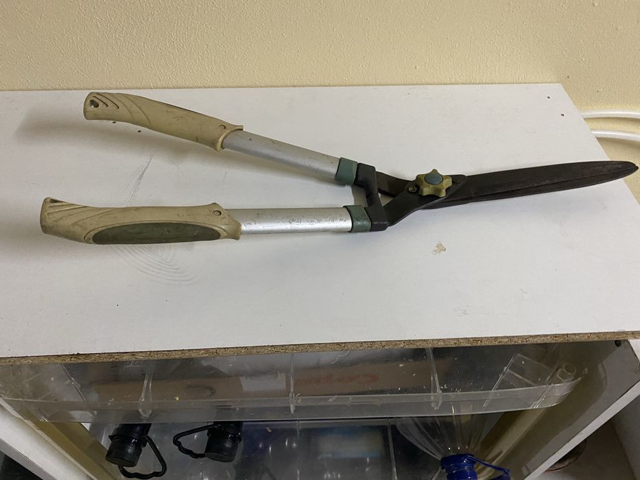 Tesoura para relva ou poda