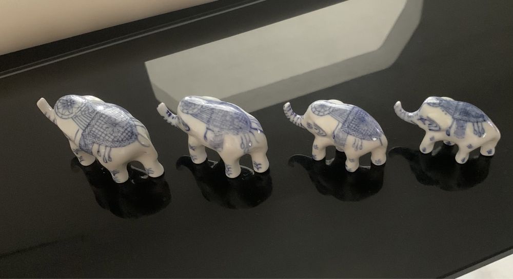 Conjunto de elefantes em loiça