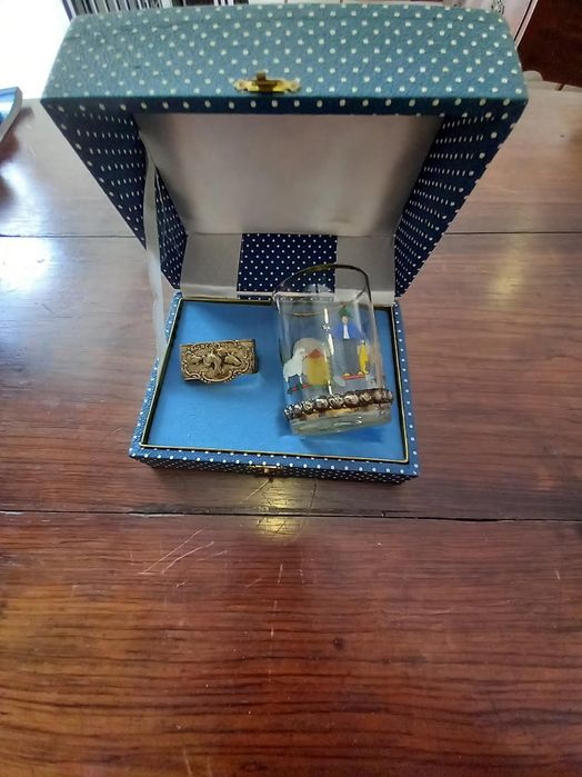 Argola de prata com copo pintado com guarnição em prata.