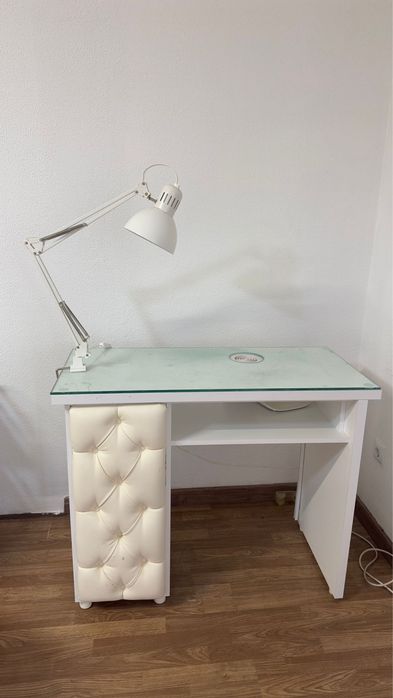 Vendo mesa de manicure luminaria nao incluida.