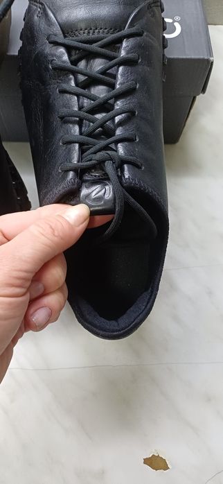Продам женские кроссовки Ecco