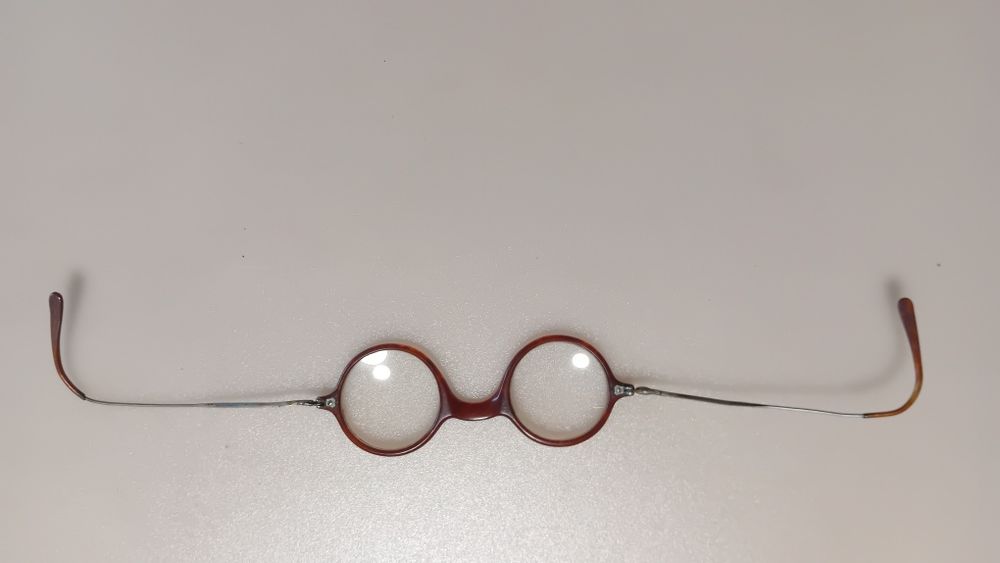 Stary kałamarz plus stare okulary