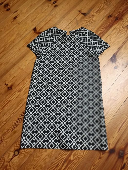 Sukienka czarno biała firmy Zara