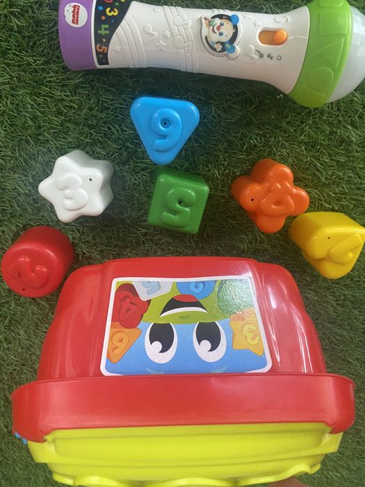 Microfone com gravação de voz Fisher Price e Form Sorter