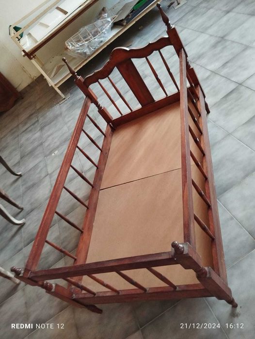 Cama de bebé de madeira