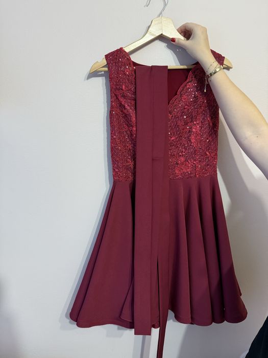 Elegancka bordowa sukienka z koronką – rozmiar 38