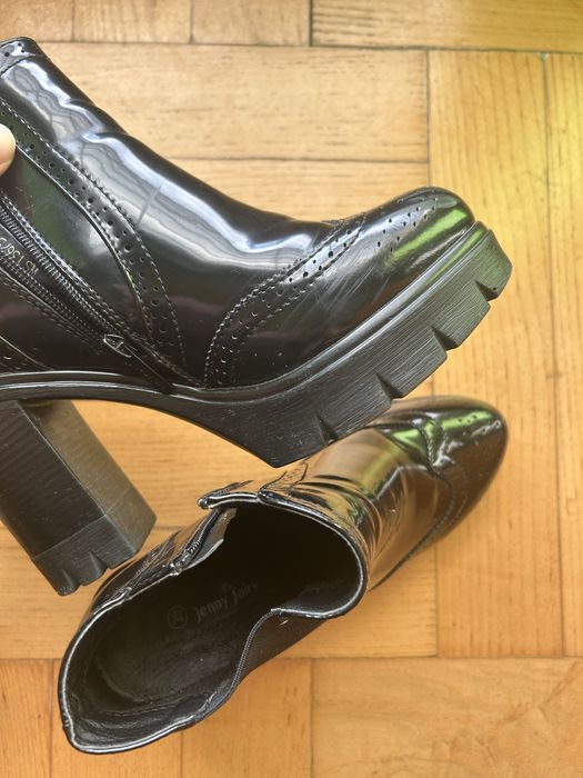 Ocieplane czarne lakierki na obcasie