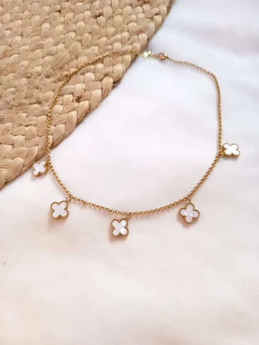 Colar Dourado com Flores Brancas