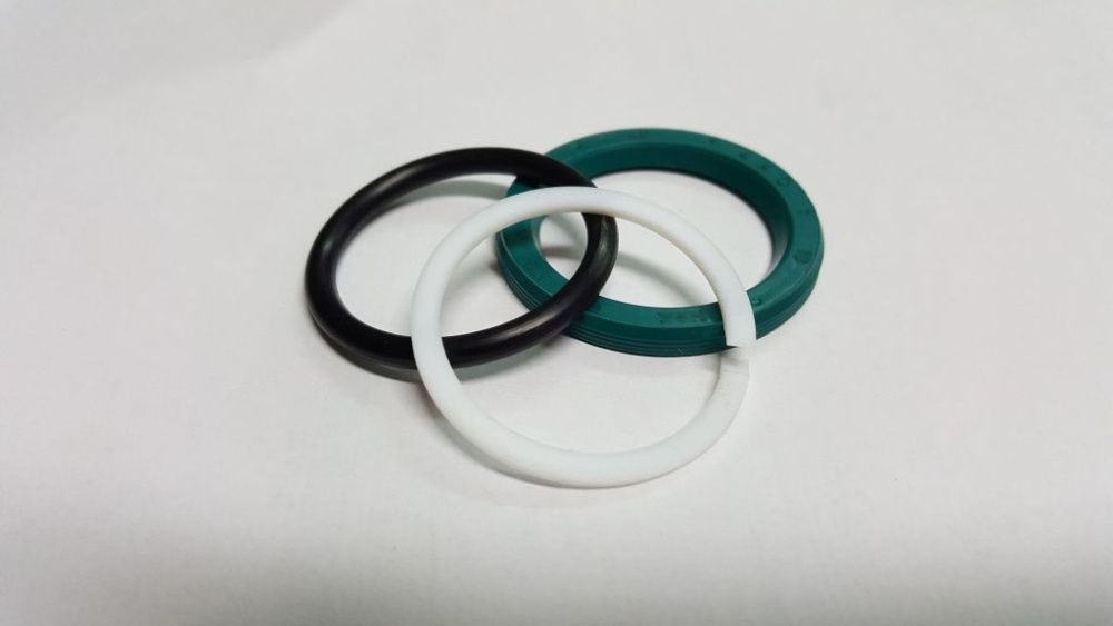 Zestaw uszczelnień do tłoka napinacza gąsienicy TAKEUCHI TB016