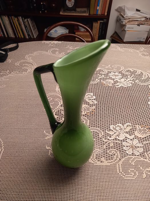 Jarra em vidro opalino verde.