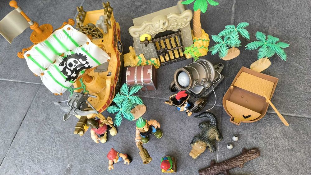 Barco Pirata com 6 figuras e muitos acessórios