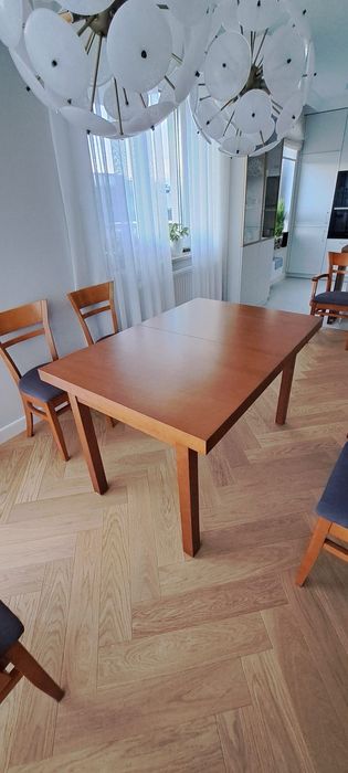 Paged stół z krzeslami