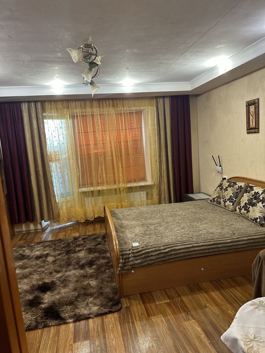 Велика 4 - кімнатна квартира -6 окремих місць