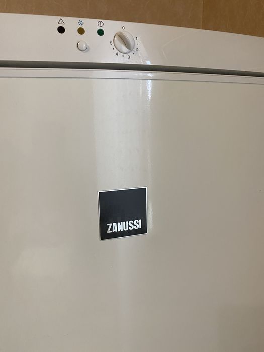 Продам морозильную  камеру ZANUSSI(no frost)