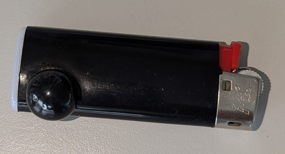 Isqueiro Bic pequeno com pequena anomalia de fábrica