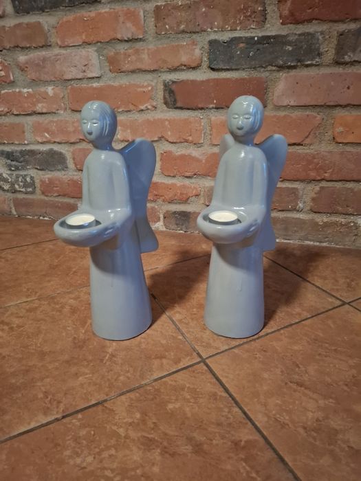 Aniołki szare z swieczkami