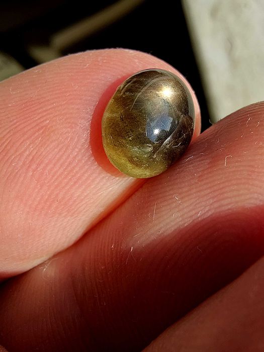 звёздчатый сапфир без наведения полупрозрачный