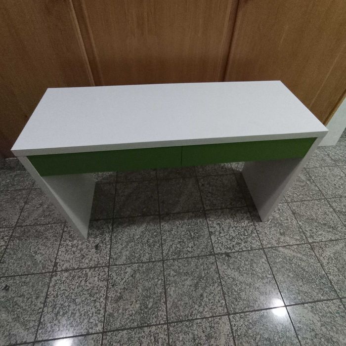 Secretária com duas gavetas