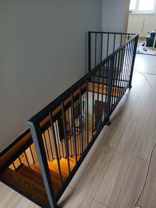 Schody Metalowe Drewniane balustrady