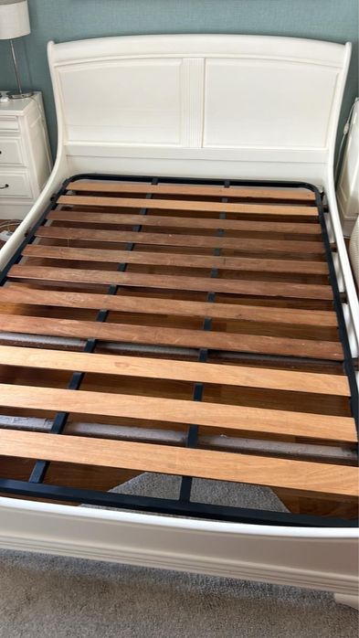 Mobilia de quarto em  madeira maciça