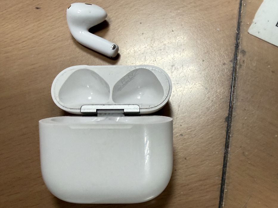Airpods 4 anc  lewa słchawka