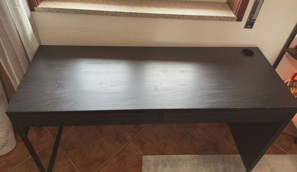 Secretária IKEA MICKE (142x50 cm) – Castanho-escuro / Preto