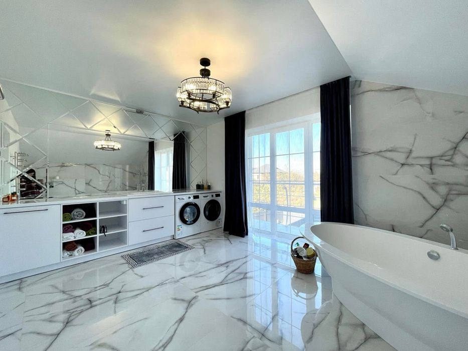 Продам будинок неподалік міського озера!